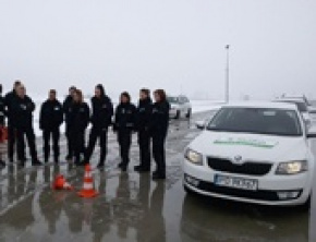 Kobieca twarz policji